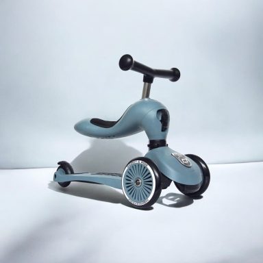 Blauer Kindroller mit drei Rädern und einem ergonomischen Sitz.